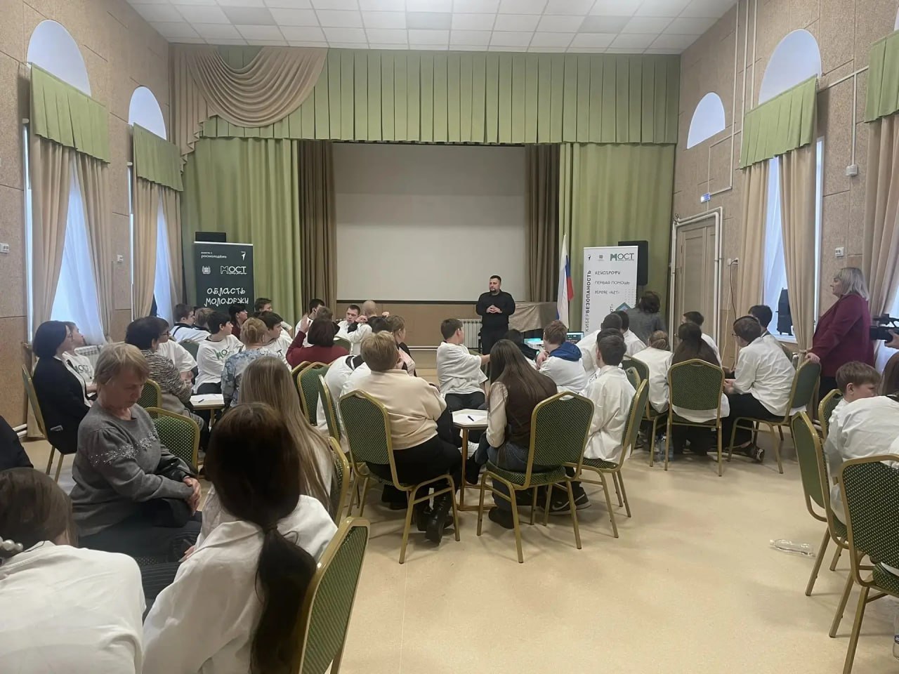 В Первомайском районе сотрудники полиции провели профилактические беседы среди учеников и педагогов В Первомайском районе сотрудники полиции провели профилактические беседы среди учеников и педагогов