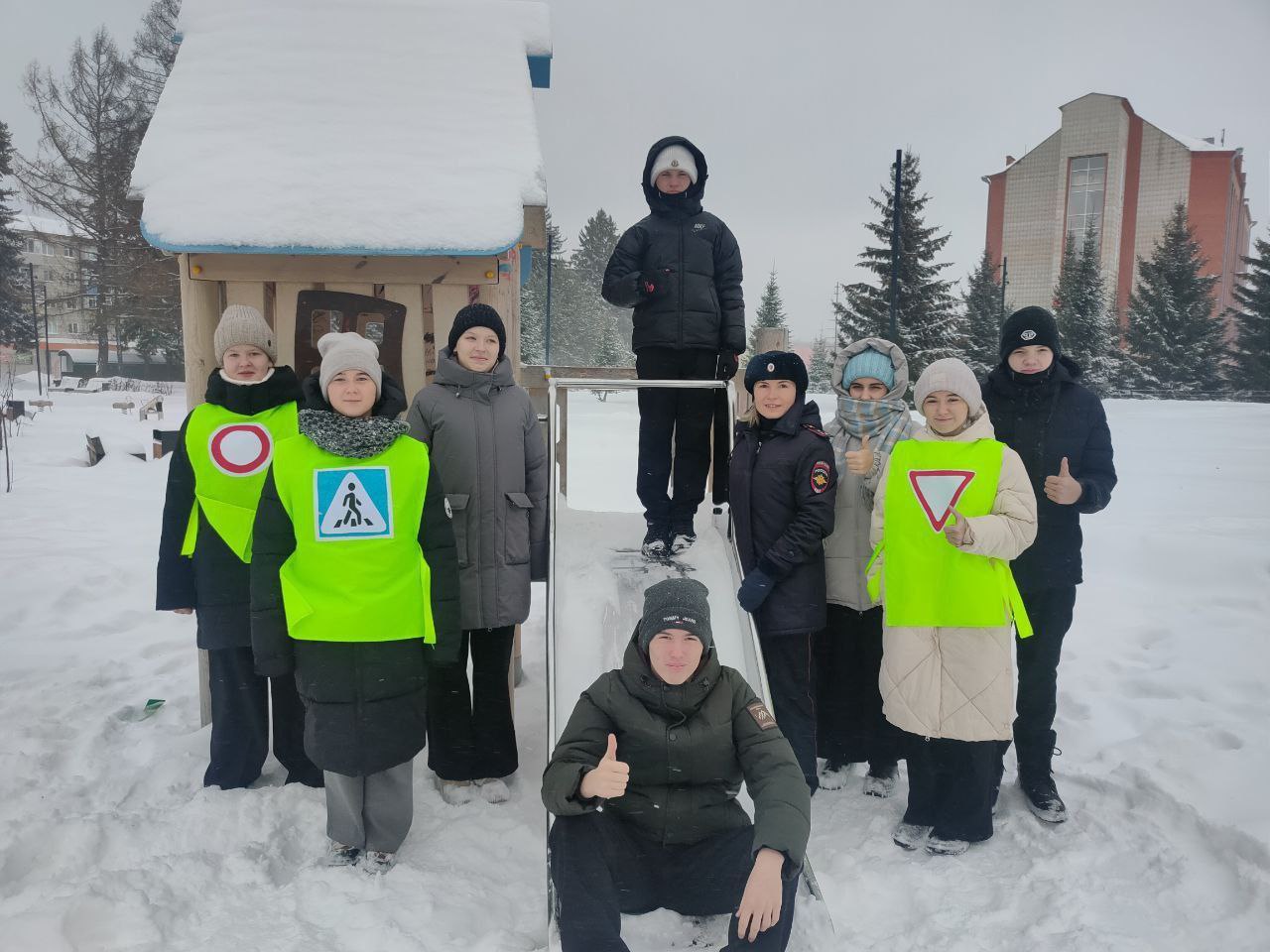 Сотрудники колпашевской Госавтоинспекции совместно с отрядом ЮИД провели акцию «Безопасная горка»
