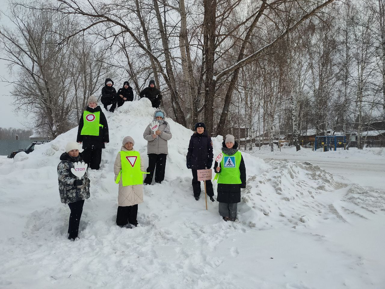 Сотрудники колпашевской Госавтоинспекции совместно с отрядом ЮИД провели акцию «Безопасная горка» Сотрудники колпашевской Госавтоинспекции совместно с отрядом ЮИД провели акцию «Безопасная горка»