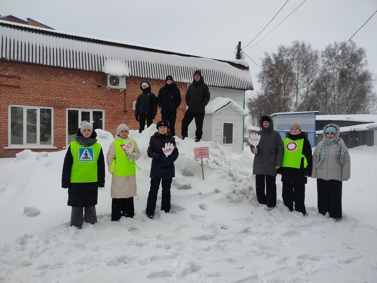 Сотрудники колпашевской Госавтоинспекции совместно с отрядом ЮИД провели акцию «Безопасная горка» Сотрудники колпашевской Госавтоинспекции совместно с отрядом ЮИД провели акцию «Безопасная горка»