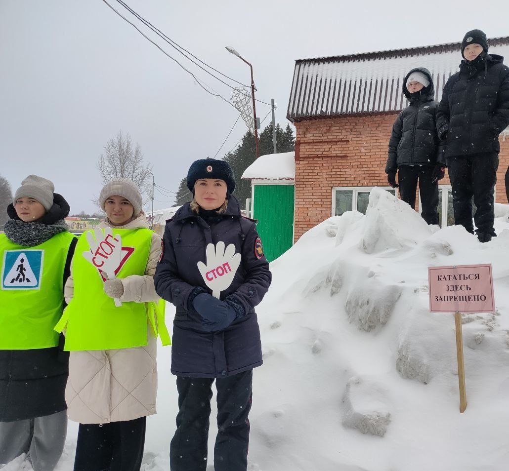 Сотрудники колпашевской Госавтоинспекции совместно с отрядом ЮИД провели акцию «Безопасная горка» Сотрудники колпашевской Госавтоинспекции совместно с отрядом ЮИД провели акцию «Безопасная горка»