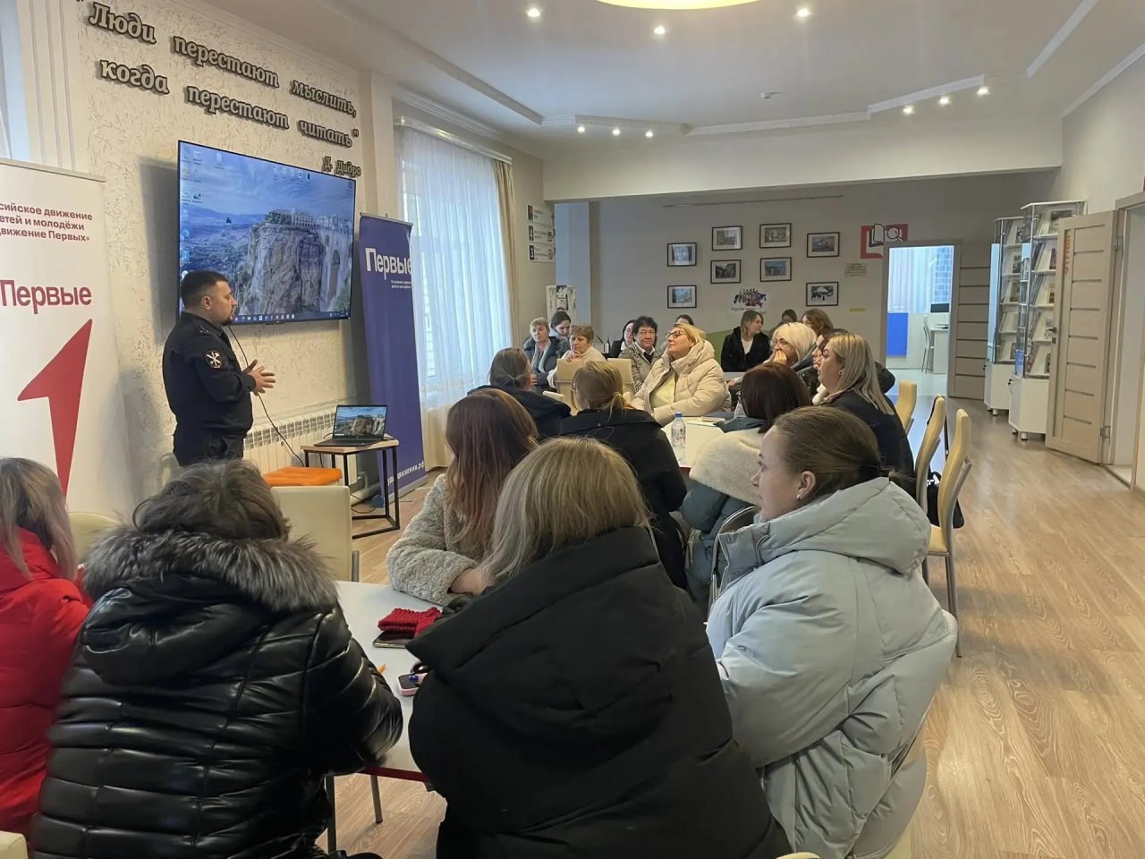 В Первомайском районе сотрудники полиции провели профилактические беседы среди учеников и педагогов В Первомайском районе сотрудники полиции провели профилактические беседы среди учеников и педагогов