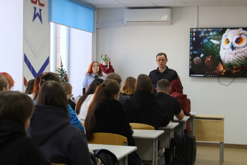 Полицейские в рамках информирования и привлечения внимания к теме мошенничества, повышения финансовой грамотности, встретились с студентами Томского педагогического колледжа Полицейские в рамках информирования и привлечения внимания к теме мошенничества, повышения финансовой грамотности, встретились с студентами Томского педагогического колледжа