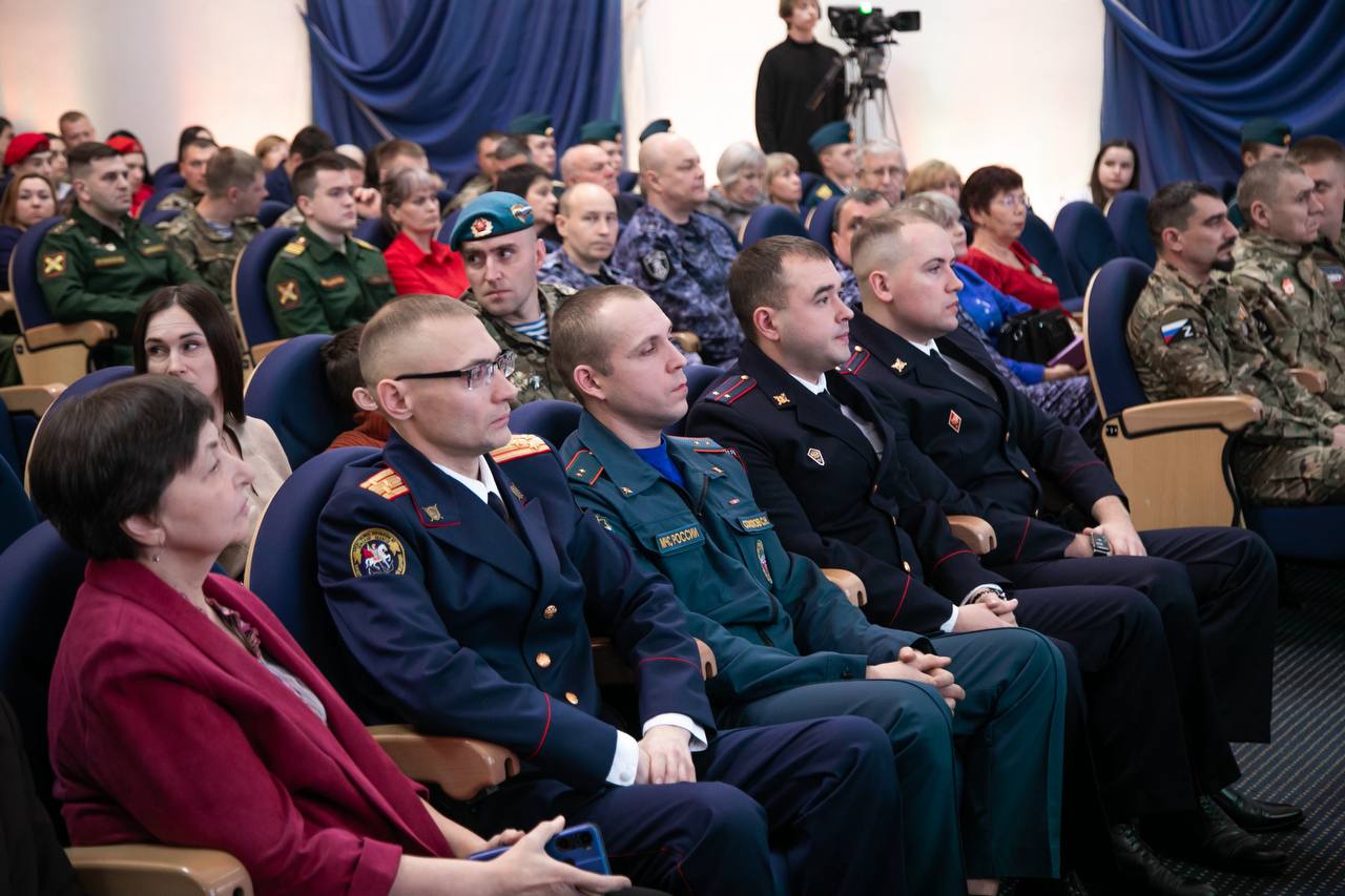 Дмитрий Махиня: Сегодня, в честь Дня Героев Отечества, встретился с томичами, кто, не щадя себя, сражался и сражается с врагом за родную землю, за свой народ, кто с честью и достоинством служит своей стране и своему городу Дмитрий Махиня: Сегодня, в честь Дня Героев Отечества, встретился с томичами, кто, не щадя себя, сражался и сражается с врагом за родную землю, за свой народ, кто с честью и достоинством служит своей стране и своему городу