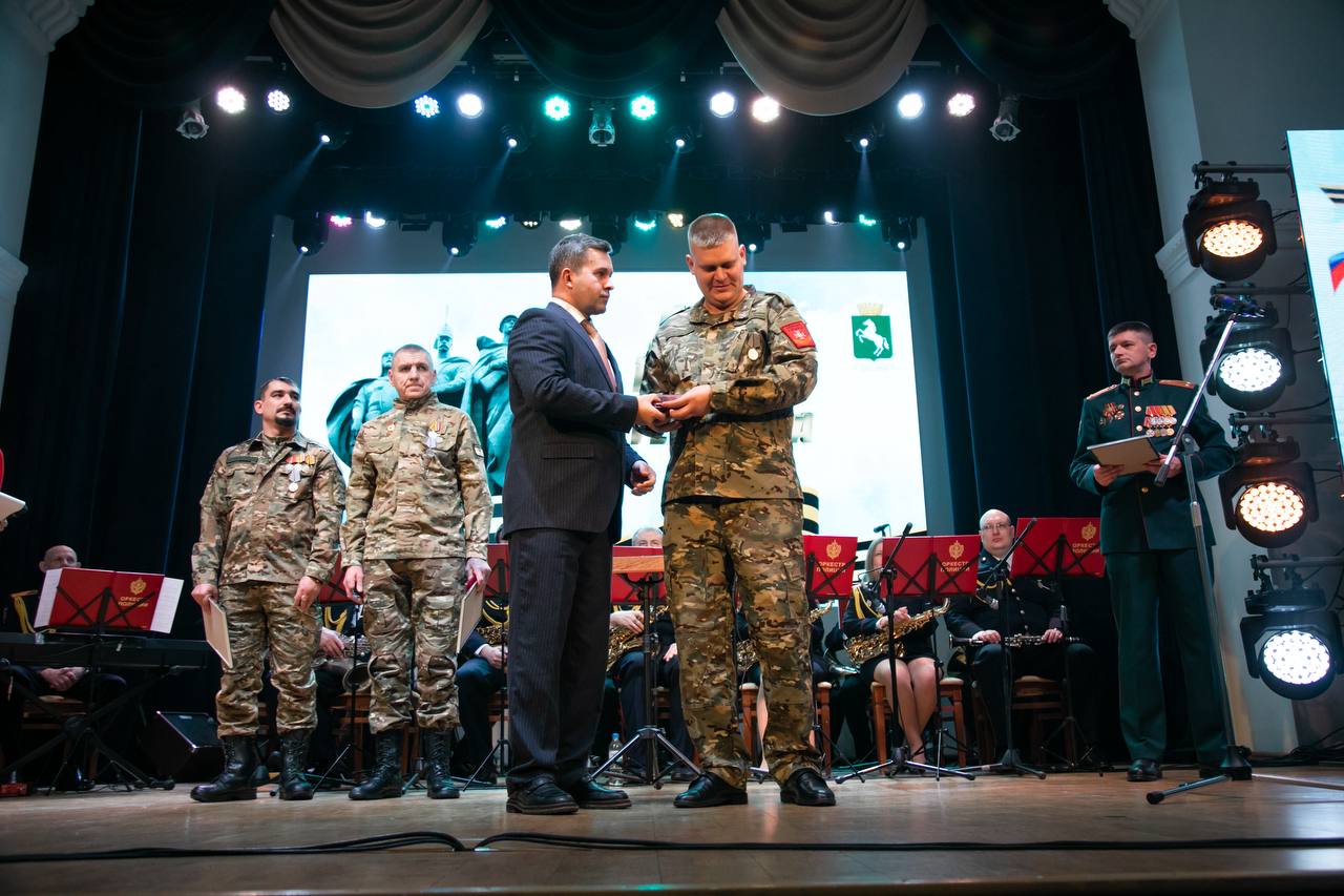 Дмитрий Махиня: Сегодня, в честь Дня Героев Отечества, встретился с томичами, кто, не щадя себя, сражался и сражается с врагом за родную землю, за свой народ, кто с честью и достоинством служит своей стране и своему городу Дмитрий Махиня: Сегодня, в честь Дня Героев Отечества, встретился с томичами, кто, не щадя себя, сражался и сражается с врагом за родную землю, за свой народ, кто с честью и достоинством служит своей стране и своему городу