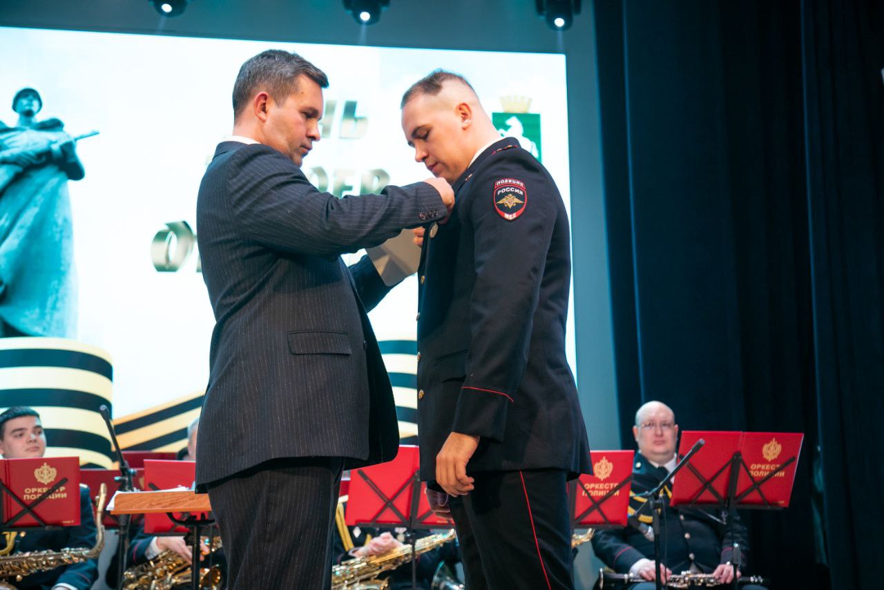 Сегодня, в День Героев Отечества, мэр города Томска наградил томичей, которые не щадя себя, с честью и достоинством служит своей стране и своему городу Сегодня, в День Героев Отечества, мэр города Томска наградил томичей, которые не щадя себя, с честью и достоинством служит своей стране и своему городу