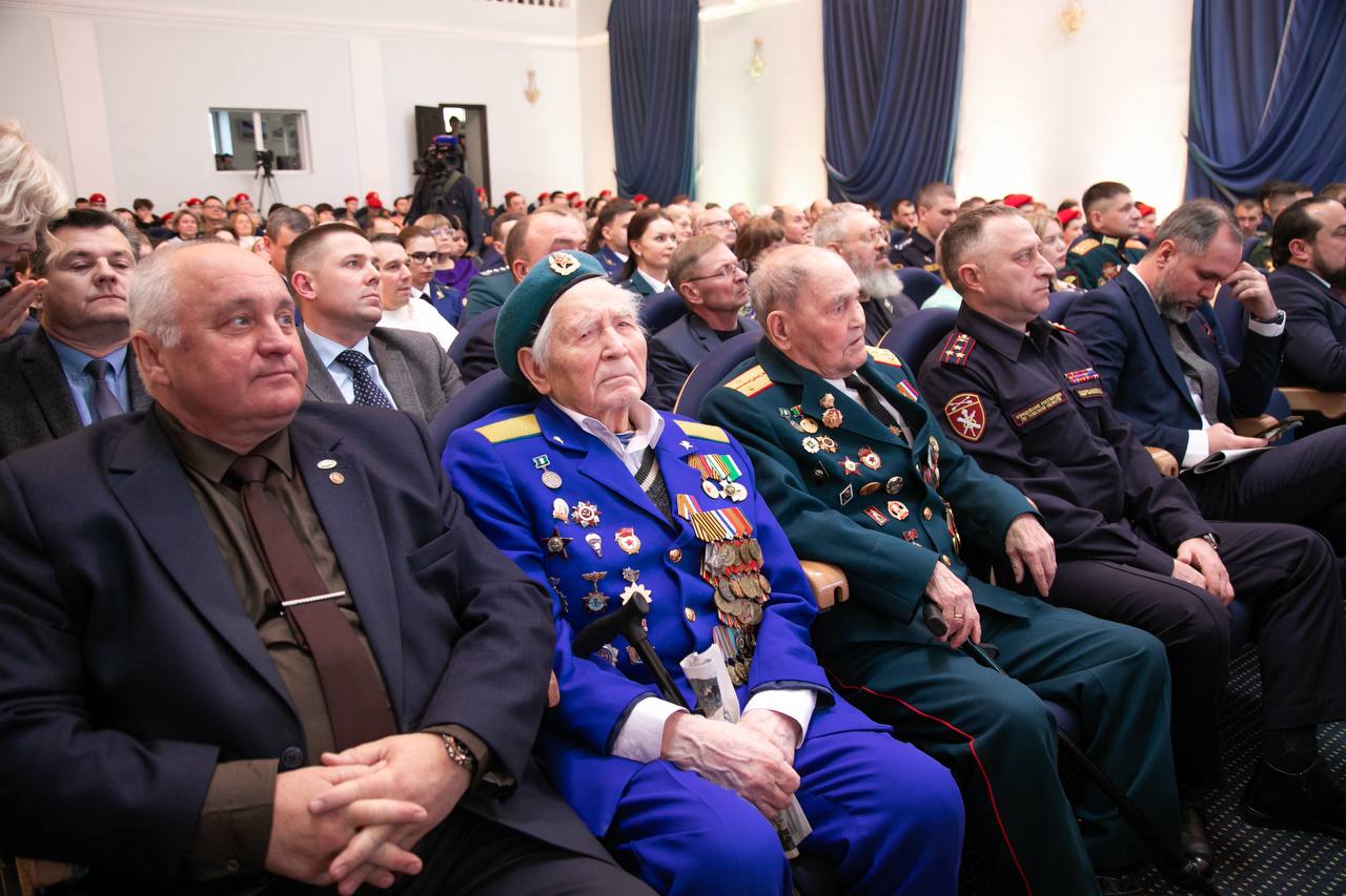 Дмитрий Махиня: Сегодня, в честь Дня Героев Отечества, встретился с томичами, кто, не щадя себя, сражался и сражается с врагом за родную землю, за свой народ, кто с честью и достоинством служит своей стране и своему городу Дмитрий Махиня: Сегодня, в честь Дня Героев Отечества, встретился с томичами, кто, не щадя себя, сражался и сражается с врагом за родную землю, за свой народ, кто с честью и достоинством служит своей стране и своему городу