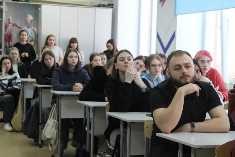 Полицейские в рамках информирования и привлечения внимания к теме мошенничества, повышения финансовой грамотности, встретились с студентами Томского педагогического колледжа Полицейские в рамках информирования и привлечения внимания к теме мошенничества, повышения финансовой грамотности, встретились с студентами Томского педагогического колледжа