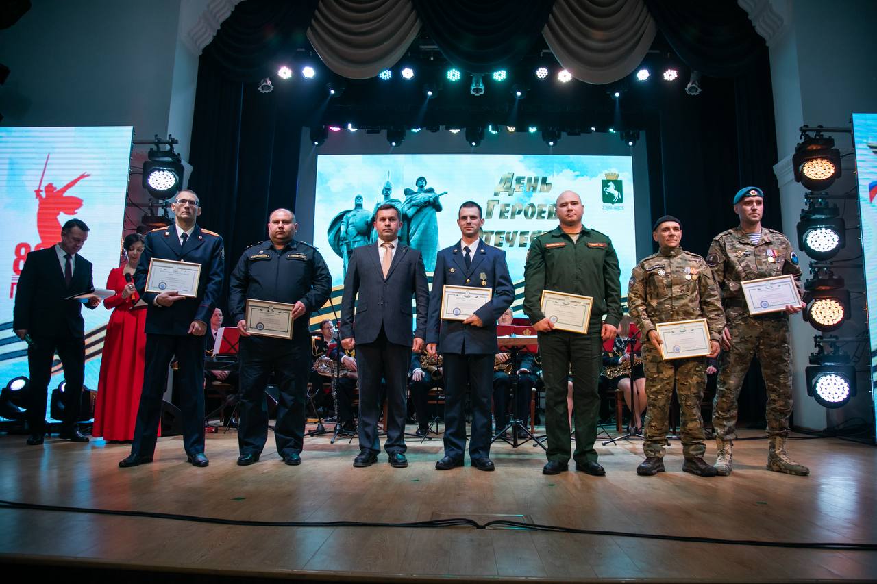 Дмитрий Махиня: Сегодня, в честь Дня Героев Отечества, встретился с томичами, кто, не щадя себя, сражался и сражается с врагом за родную землю, за свой народ, кто с честью и достоинством служит своей стране и своему городу Дмитрий Махиня: Сегодня, в честь Дня Героев Отечества, встретился с томичами, кто, не щадя себя, сражался и сражается с врагом за родную землю, за свой народ, кто с честью и достоинством служит своей стране и своему городу