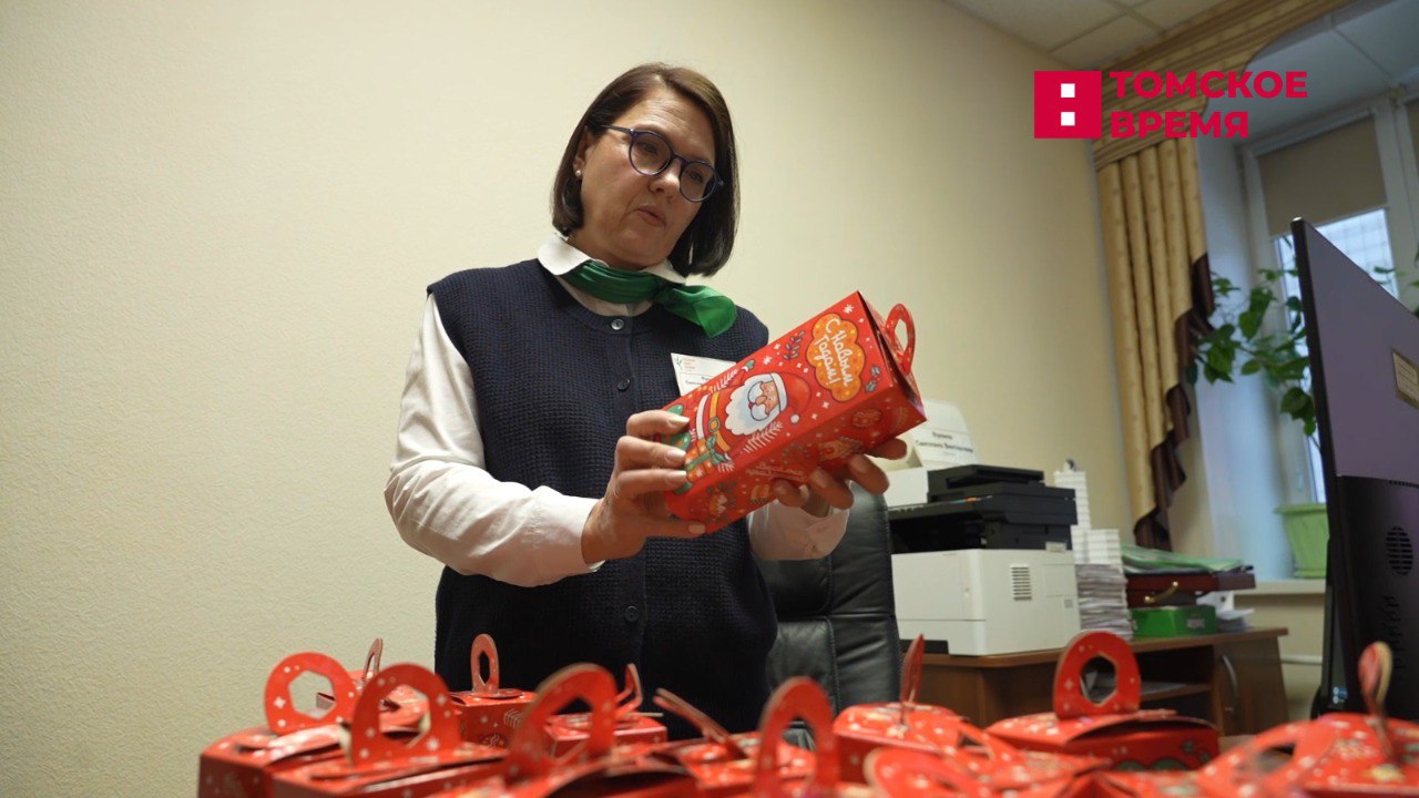 Дети из малообеспеченных семей начали получать новогодние подарки