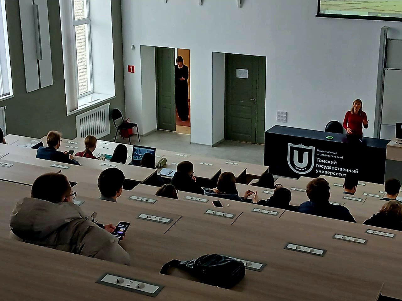 В рамках «Декады безопасности» в Томском политехническом университете с профилактическими лекциями для первокурсников выступила оперуполномоченный ОБК УМВД России по Томской области лейтенант полиции Светлана Якунина и... В рамках «Декады безопасности» в Томском политехническом университете с профилактическими лекциями для первокурсников выступила оперуполномоченный ОБК УМВД России по Томской области лейтенант полиции Светлана Якунина и...