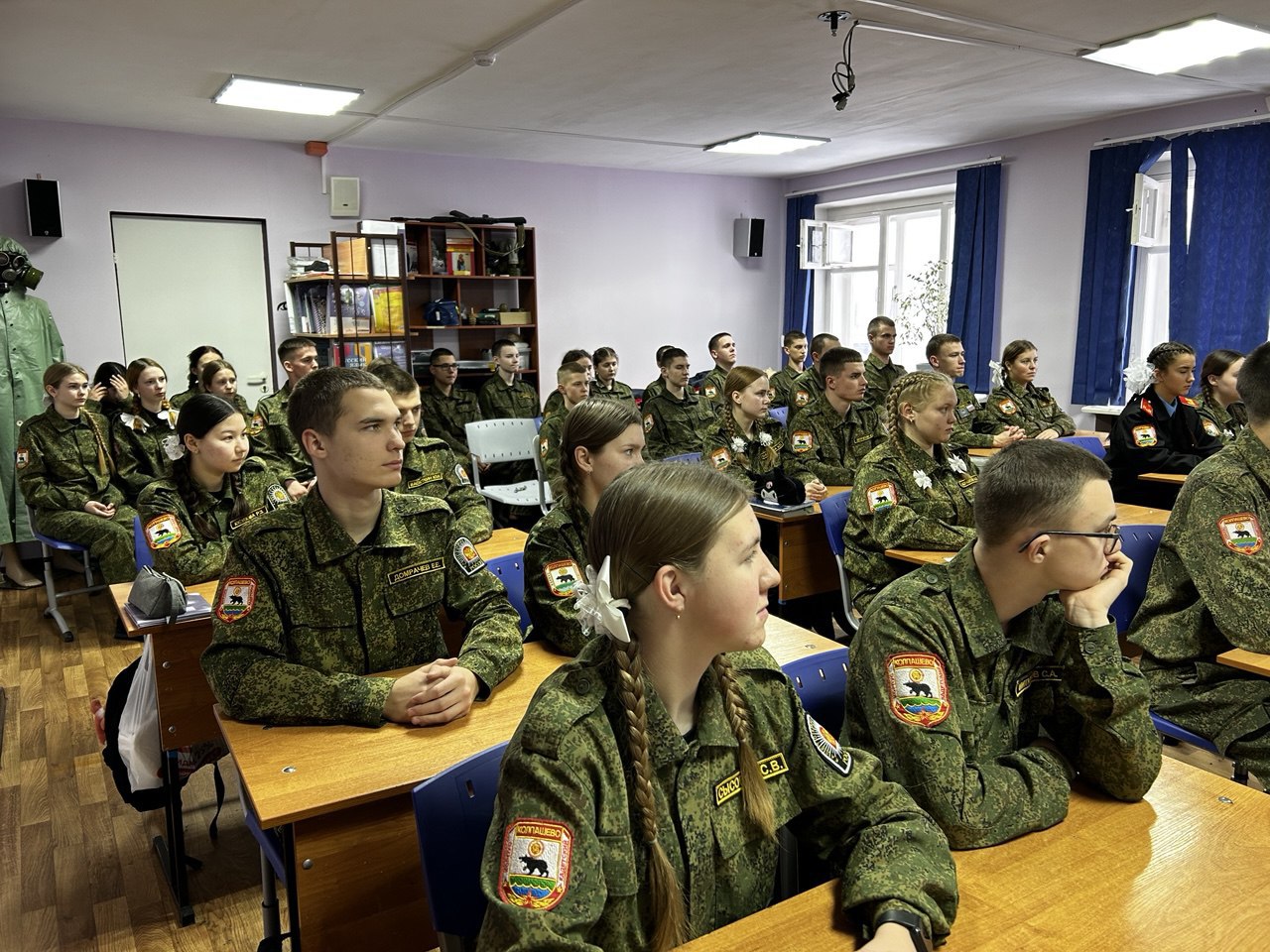 1 318111 В Томской области прокурорские работники провели для учащихся познавательные мероприятия, посвященные Дню Конституции Российской Федерации 1 318111 В Томской области прокурорские работники провели для учащихся познавательные мероприятия, посвященные Дню Конституции Российской Федерации