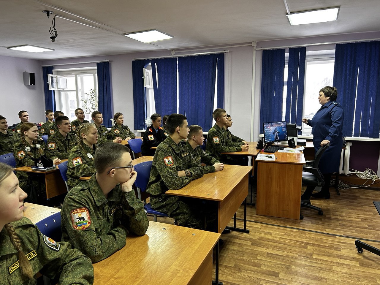 1 318111 В Томской области прокурорские работники провели для учащихся познавательные мероприятия, посвященные Дню Конституции Российской Федерации 1 318111 В Томской области прокурорские работники провели для учащихся познавательные мероприятия, посвященные Дню Конституции Российской Федерации