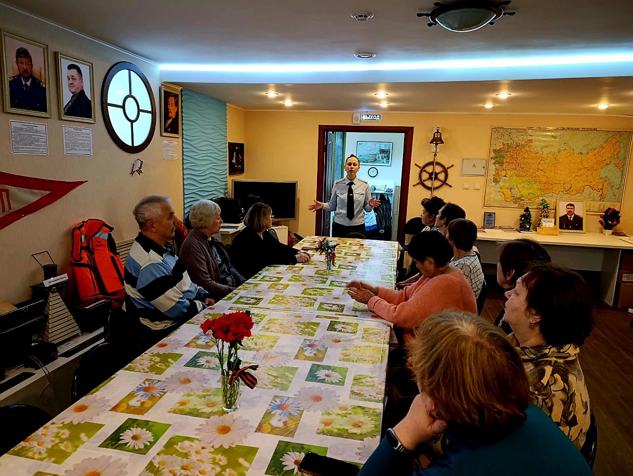 Сотрудники ОБК УМВД России по Томской области провели встречи с ветеранами ПОВ «Томская судоходная компания» и «Академгородок» Сотрудники ОБК УМВД России по Томской области провели встречи с ветеранами ПОВ «Томская судоходная компания» и «Академгородок»