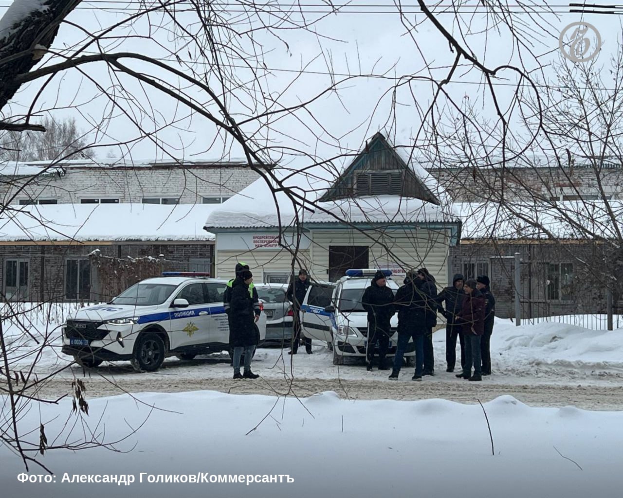 Митинг против запрета игровой платформы Roblox проходит в сквере им. Владимира Высоцкого в Томске, передает корреспондент «Ъ-Сибирь» Митинг против запрета игровой платформы Roblox проходит в сквере им. Владимира Высоцкого в Томске, передает корреспондент «Ъ-Сибирь»