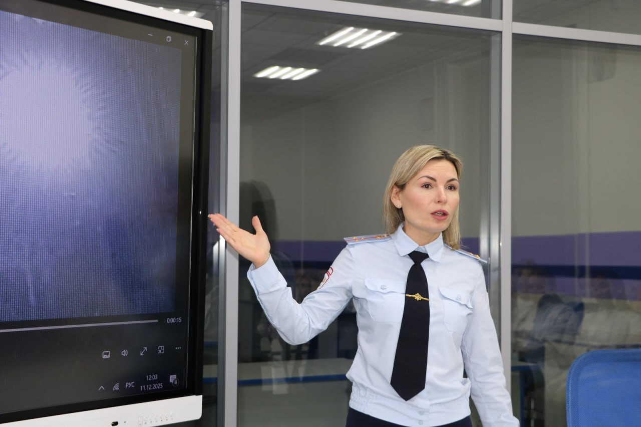 В Колпашево сотрудники Госавтоинспекции и студенты-медики за круглым столом обсудили проблемы дорожной безопасности для пешеходов в зимнее время В Колпашево сотрудники Госавтоинспекции и студенты-медики за круглым столом обсудили проблемы дорожной безопасности для пешеходов в зимнее время