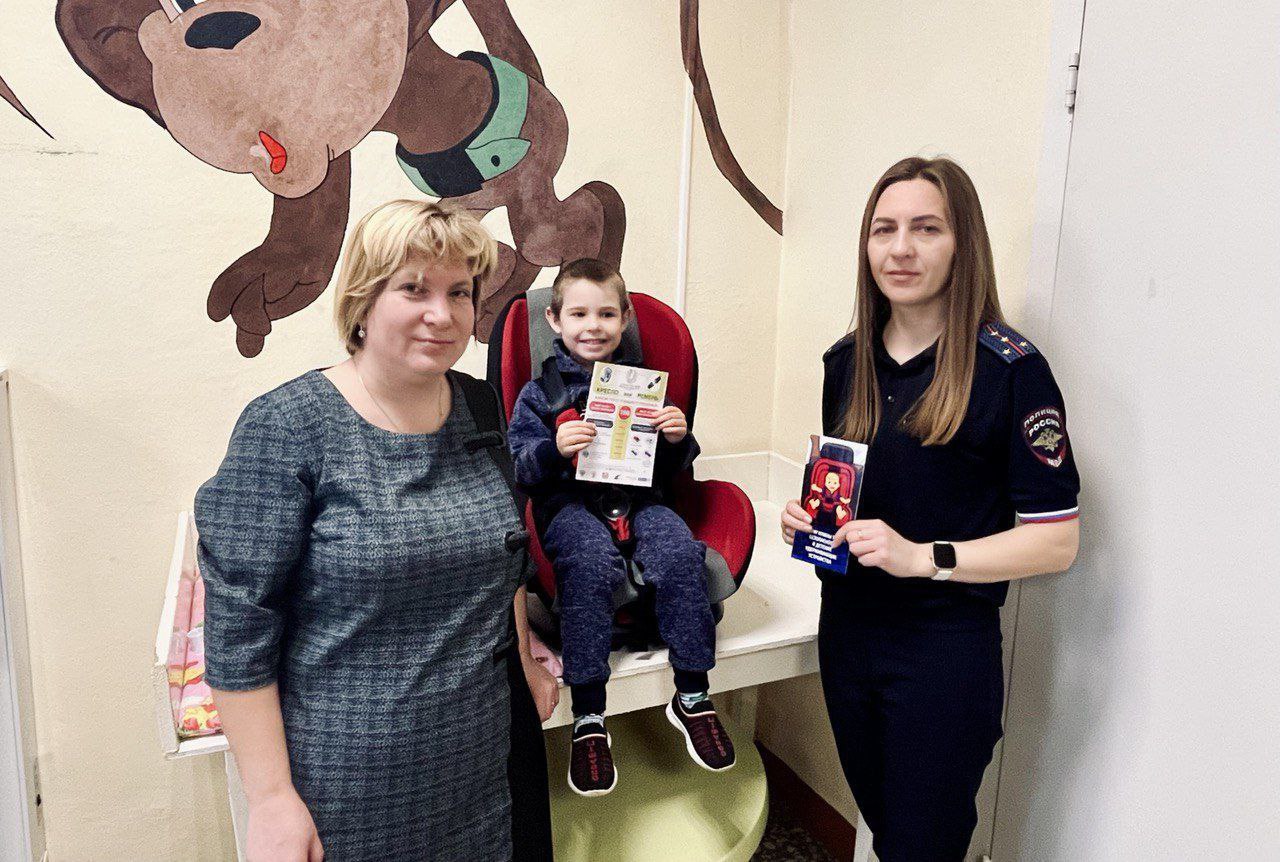 Сотрудники Госавтоинспекции Зырянского района напомнили посетителям детской поликлиники о правилах безопасной перевозки детей Сотрудники Госавтоинспекции Зырянского района напомнили посетителям детской поликлиники о правилах безопасной перевозки детей