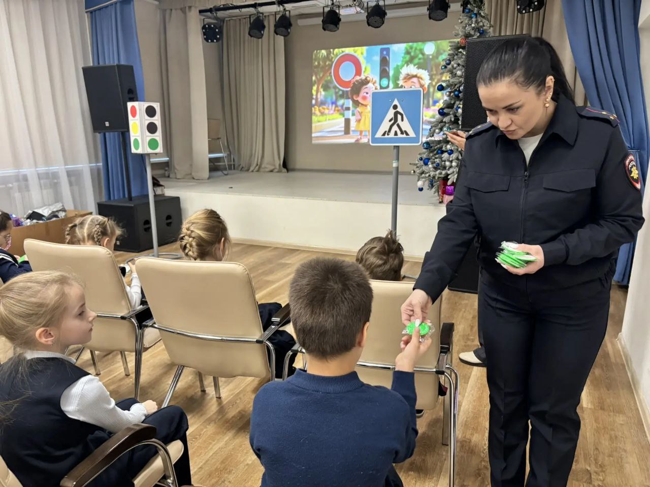 Сотрудники томской Госавтоинспекции и юные инспекторы движения 8 лицея имени Н.Н. Рукавишникова провели для первоклассников обучающее занятие: младшие школьники вместе с инспектором Госавтоинспекции и старшими наставниками... Сотрудники томской Госавтоинспекции и юные инспекторы движения 8 лицея имени Н.Н. Рукавишникова провели для первоклассников обучающее занятие: младшие школьники вместе с инспектором Госавтоинспекции и старшими наставниками...