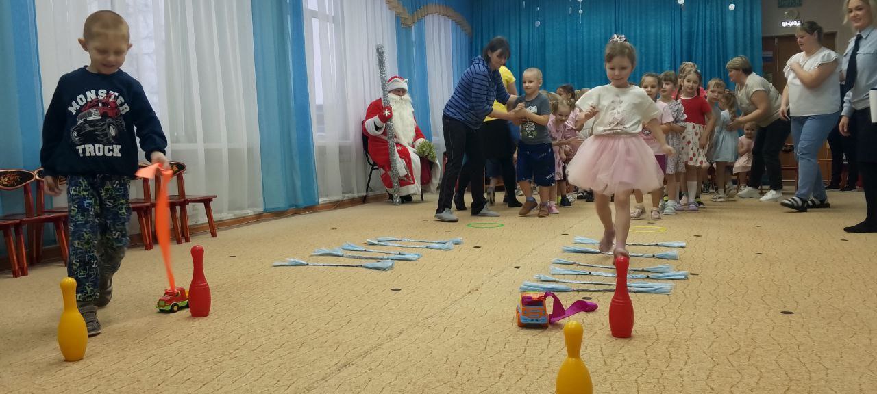 В рамках Всероссийской акции "Полицейский Дед Мороз" сотрудники Госавтоинспекции побывали в гостях у дошколят детского сада "Родничок" Первомайского района В рамках Всероссийской акции "Полицейский Дед Мороз" сотрудники Госавтоинспекции побывали в гостях у дошколят детского сада "Родничок" Первомайского района