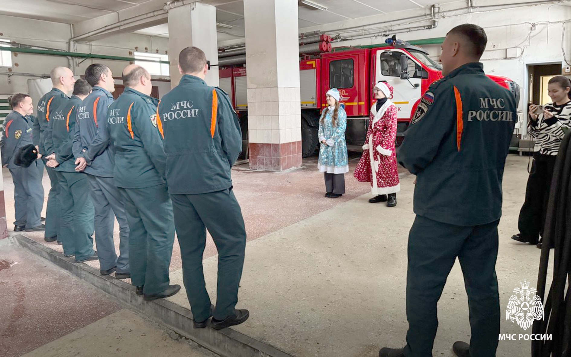 Дед Мороз и Снегурочка посетили пожарную часть Дед Мороз и Снегурочка посетили пожарную часть