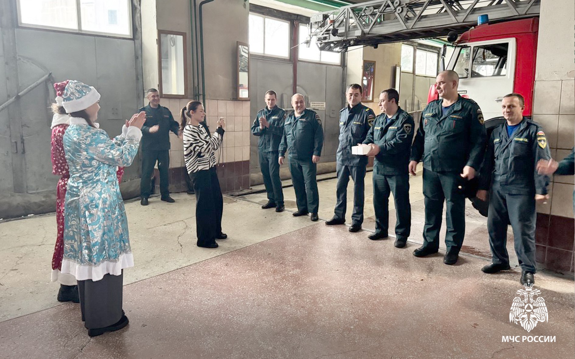 Дед Мороз и Снегурочка посетили пожарную часть Дед Мороз и Снегурочка посетили пожарную часть