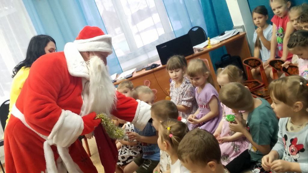 В рамках Всероссийской акции "Полицейский Дед Мороз" сотрудники Госавтоинспекции побывали в гостях у дошколят детского сада "Родничок" Первомайского района В рамках Всероссийской акции "Полицейский Дед Мороз" сотрудники Госавтоинспекции побывали в гостях у дошколят детского сада "Родничок" Первомайского района