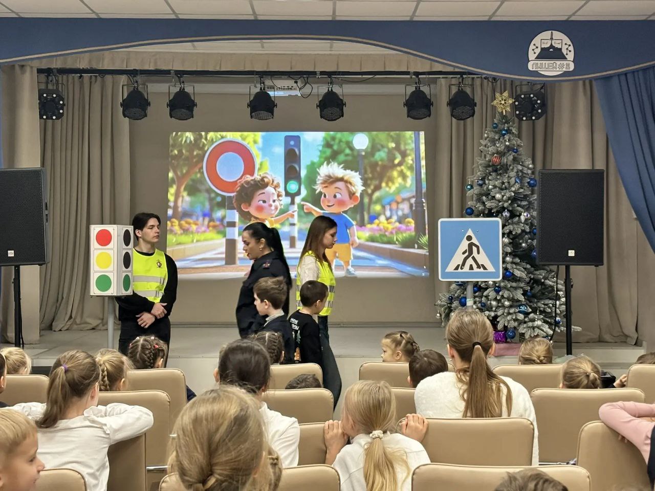 Сотрудники томской Госавтоинспекции и юные инспекторы движения 8 лицея имени Н.Н. Рукавишникова провели для первоклассников обучающее занятие: младшие школьники вместе с инспектором Госавтоинспекции и старшими наставниками... Сотрудники томской Госавтоинспекции и юные инспекторы движения 8 лицея имени Н.Н. Рукавишникова провели для первоклассников обучающее занятие: младшие школьники вместе с инспектором Госавтоинспекции и старшими наставниками...