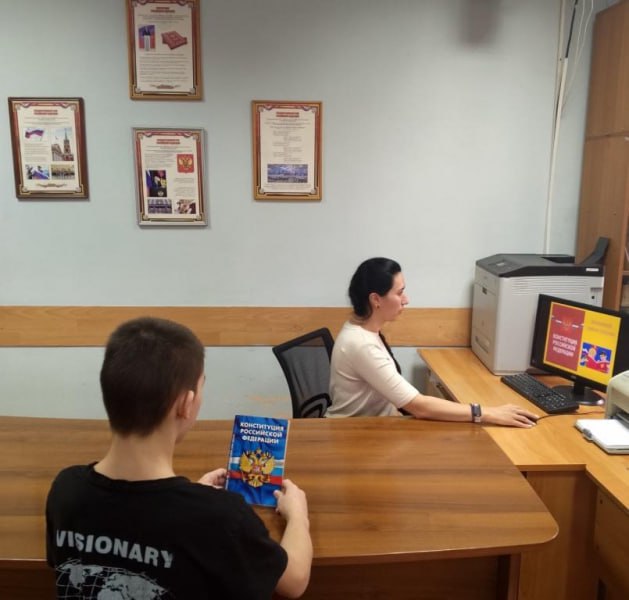 В рамках патриотического воспитания, а также в связи с празднованием в России Дня Конституции, с несовершеннолетним, содержащимся в ЦВСНП УМВД России по Томской области полицейские провели тематическую встречу