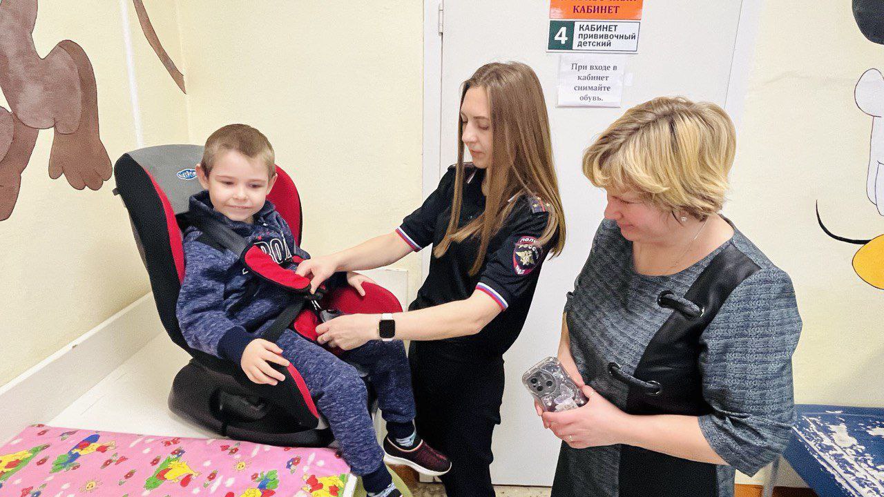 Сотрудники Госавтоинспекции Зырянского района напомнили посетителям детской поликлиники о правилах безопасной перевозки детей Сотрудники Госавтоинспекции Зырянского района напомнили посетителям детской поликлиники о правилах безопасной перевозки детей