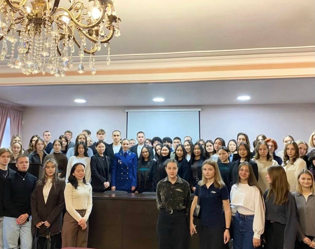 Начальник отдела кадров прокуратуры Томской области Анна Семенченко провела встречу со студентами