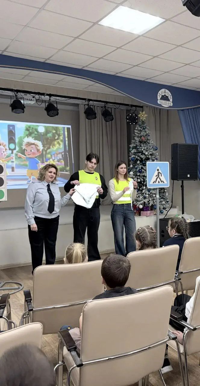 Сотрудники томской Госавтоинспекции и юные инспекторы движения 8 лицея имени Н.Н. Рукавишникова провели для первоклассников обучающее занятие: младшие школьники вместе с инспектором Госавтоинспекции и старшими наставниками... Сотрудники томской Госавтоинспекции и юные инспекторы движения 8 лицея имени Н.Н. Рукавишникова провели для первоклассников обучающее занятие: младшие школьники вместе с инспектором Госавтоинспекции и старшими наставниками...