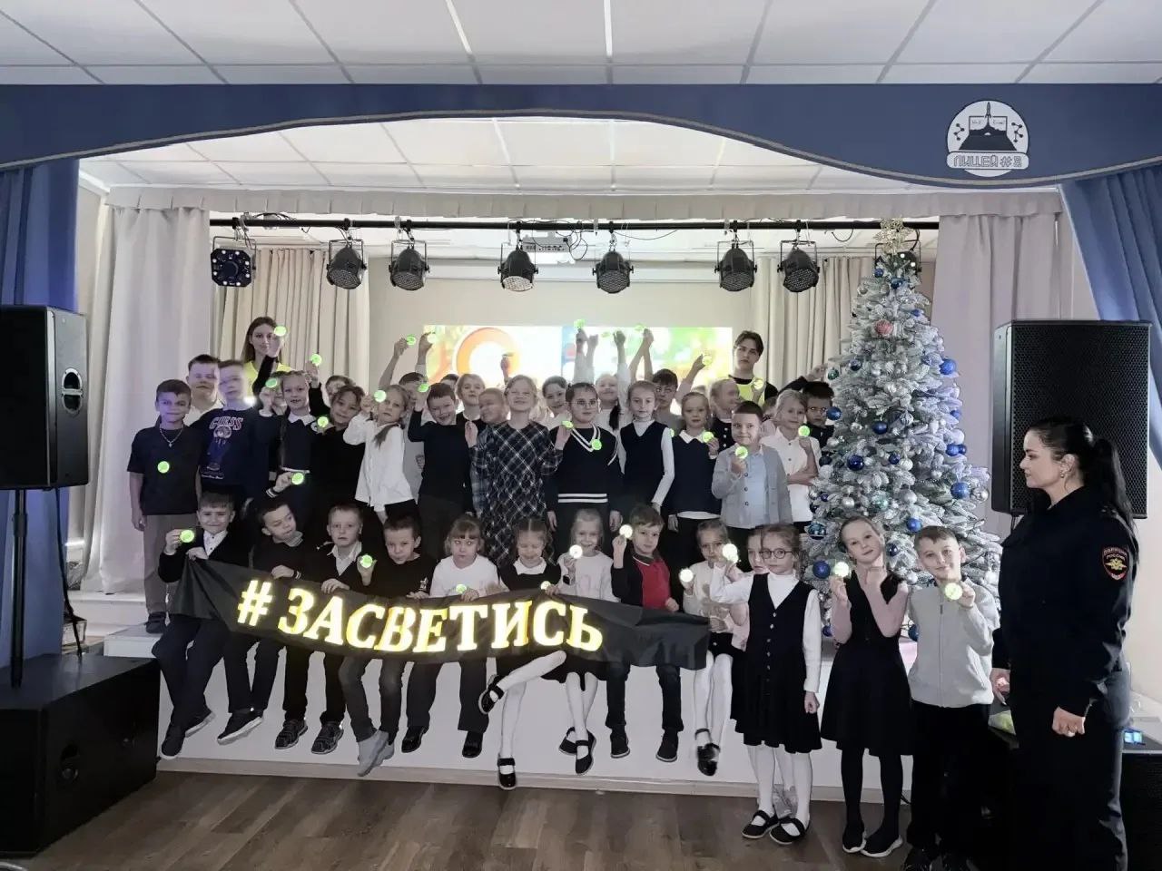 Сотрудники томской Госавтоинспекции и юные инспекторы движения 8 лицея имени Н.Н. Рукавишникова провели для первоклассников обучающее занятие: младшие школьники вместе с инспектором Госавтоинспекции и старшими наставниками...