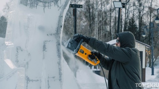 На Ново-Соборной площади в Томске мастера готовят город к фестивалю ледовой скульптуры «Хрустальный Томск»