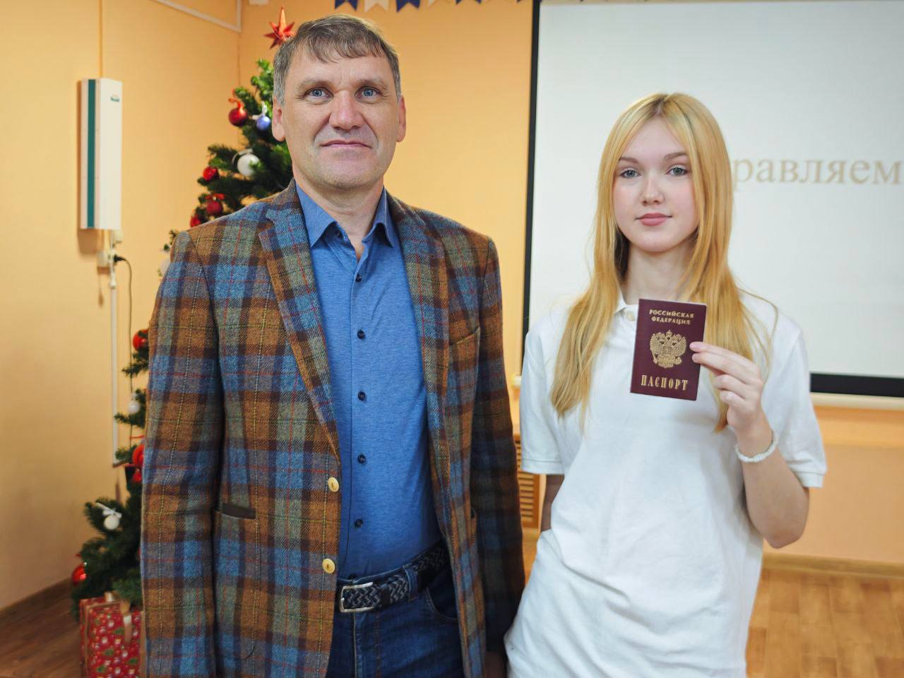 Депутат Думы города Томска Максим Резников торжественно вручил первые паспорта юным томичам