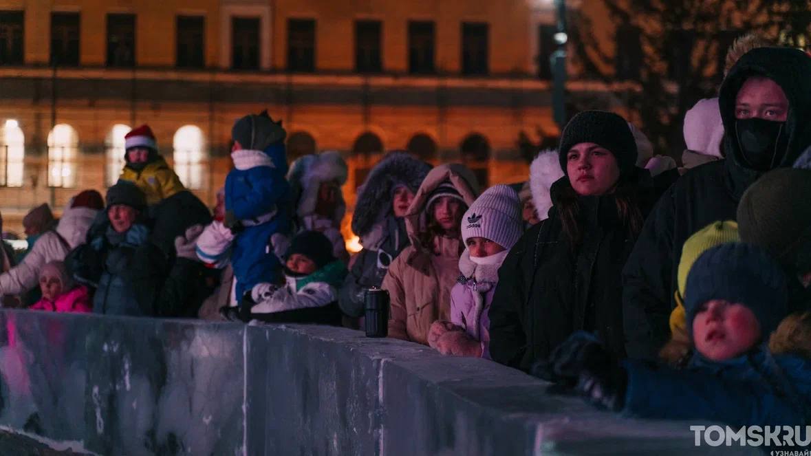 В Томске зажгли огни на главной городской елке В Томске зажгли огни на главной городской елке