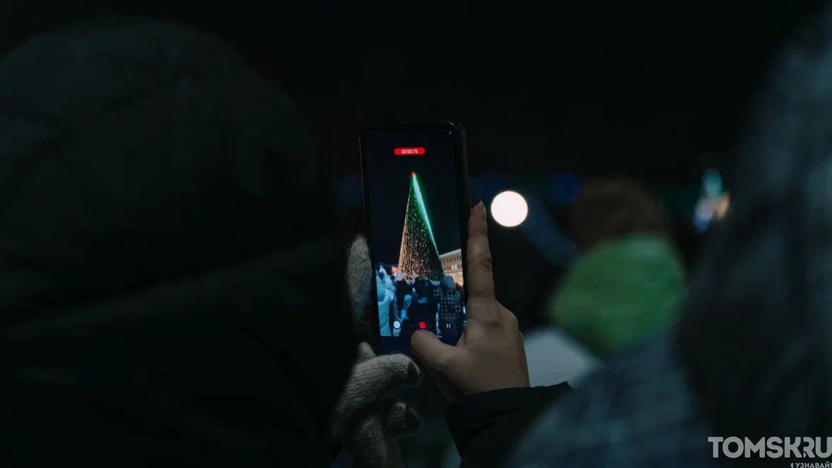 В Томске зажгли огни на главной городской елке В Томске зажгли огни на главной городской елке