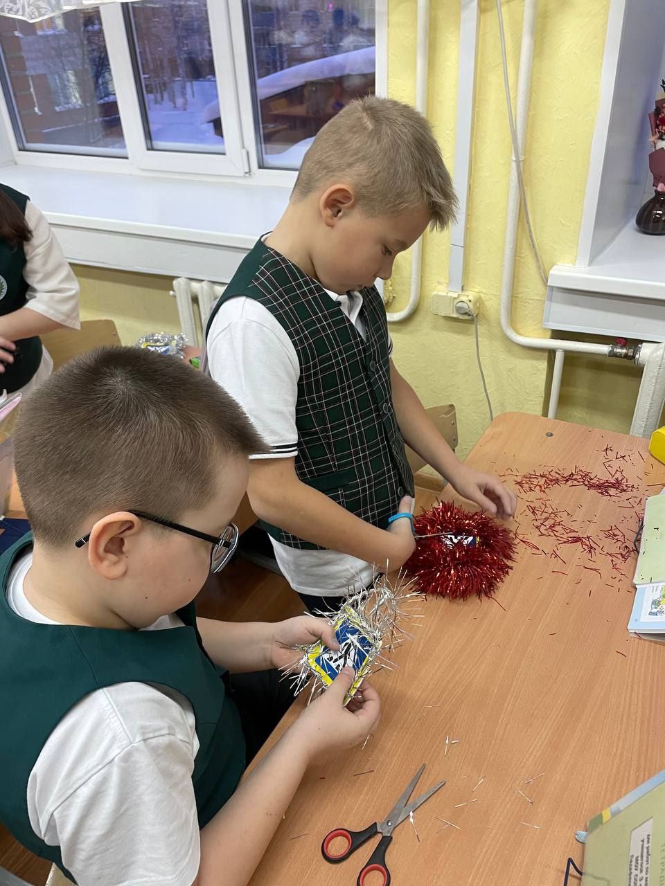 В городе Стрежевой Томской области школьники изготовили безопасные дорожные елочные украшения В городе Стрежевой Томской области школьники изготовили безопасные дорожные елочные украшения