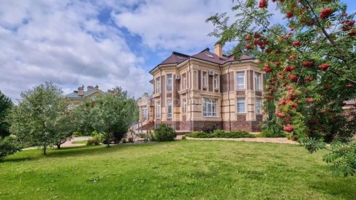 Шикарный коттедж за 135 млн спрятался в пригороде Томска