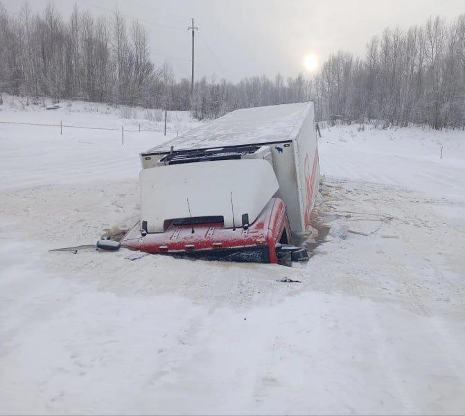В Томской области грузовик провалился под лед, в результате игнорирования водителем требований запрещающих знаков В Томской области грузовик провалился под лед, в результате игнорирования водителем требований запрещающих знаков