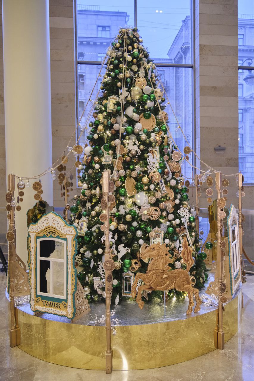Томская ёлочка украсила Мариинский театр в Санкт-Петербурге