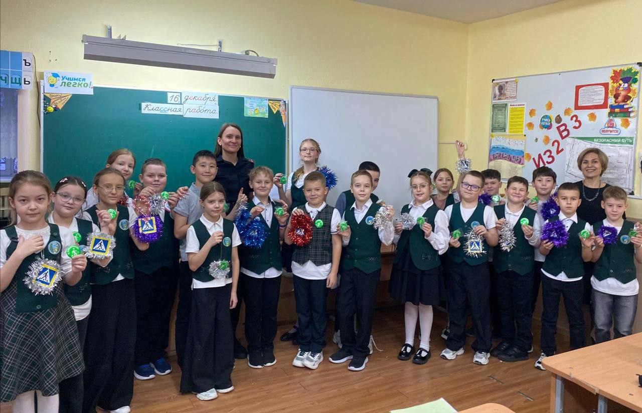 В городе Стрежевой Томской области школьники изготовили безопасные дорожные елочные украшения