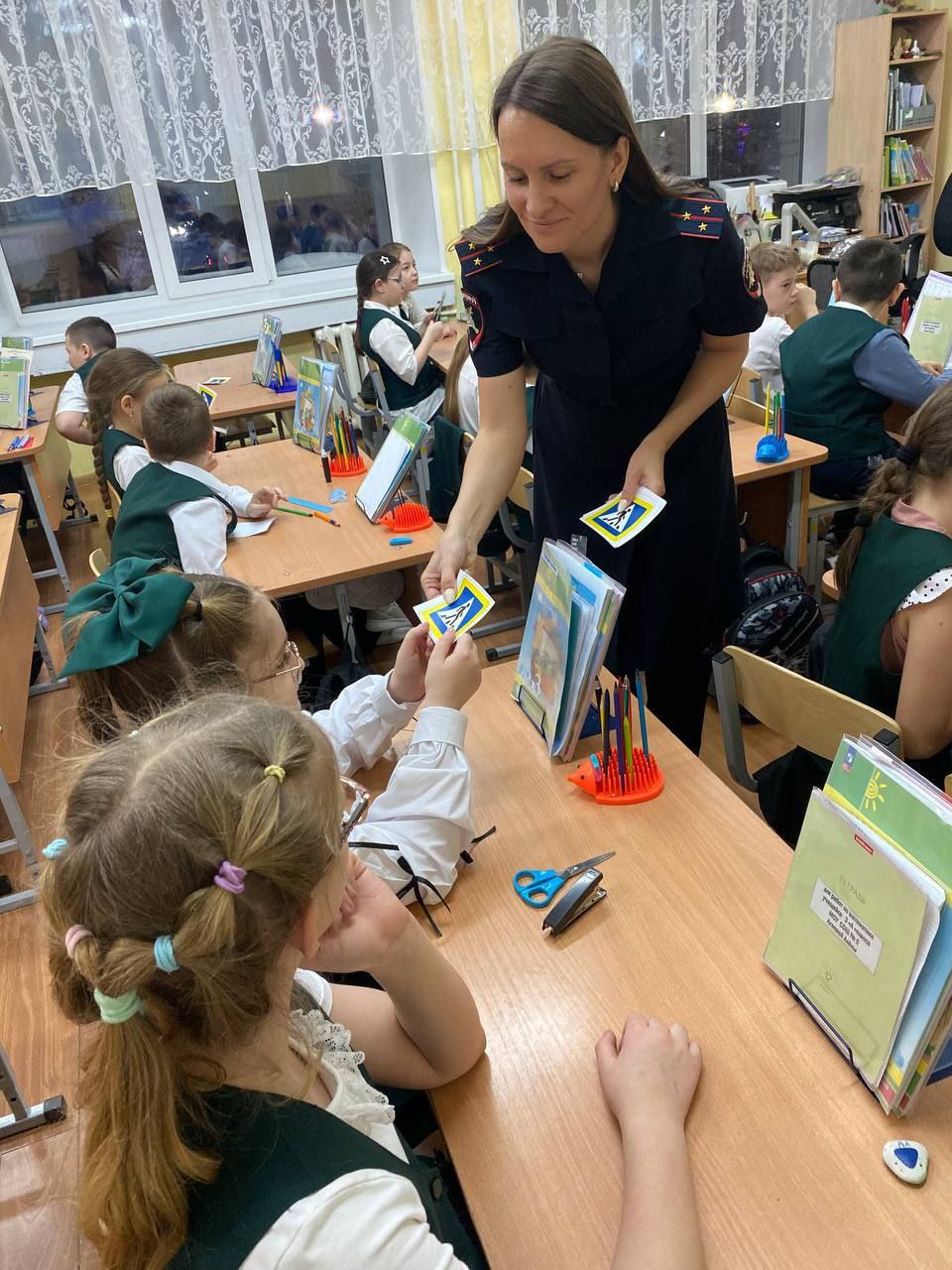 В городе Стрежевой Томской области школьники изготовили безопасные дорожные елочные украшения В городе Стрежевой Томской области школьники изготовили безопасные дорожные елочные украшения