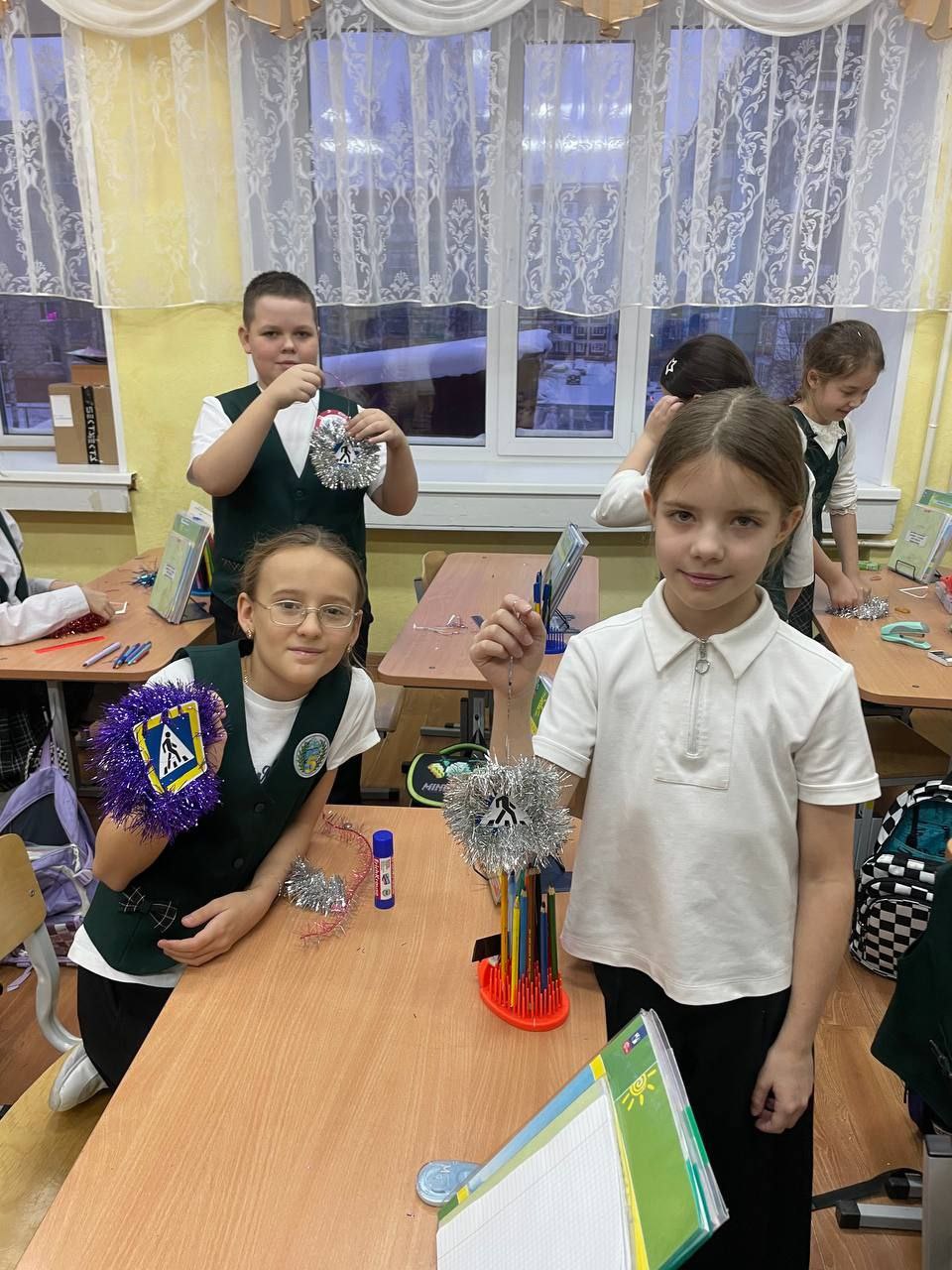 В городе Стрежевой Томской области школьники изготовили безопасные дорожные елочные украшения В городе Стрежевой Томской области школьники изготовили безопасные дорожные елочные украшения