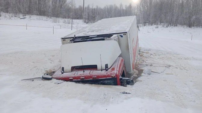 Лед не выдержал: в Томской области грузовик провалился в реку
