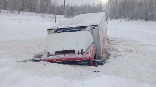 Лед не выдержал: в Томской области грузовик провалился в реку