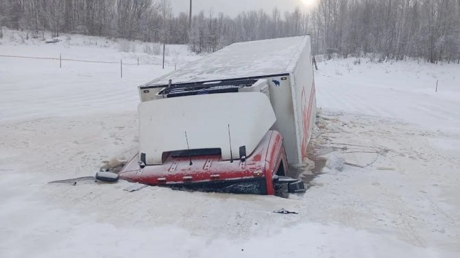 Лед не выдержал: в Томской области грузовик провалился в реку