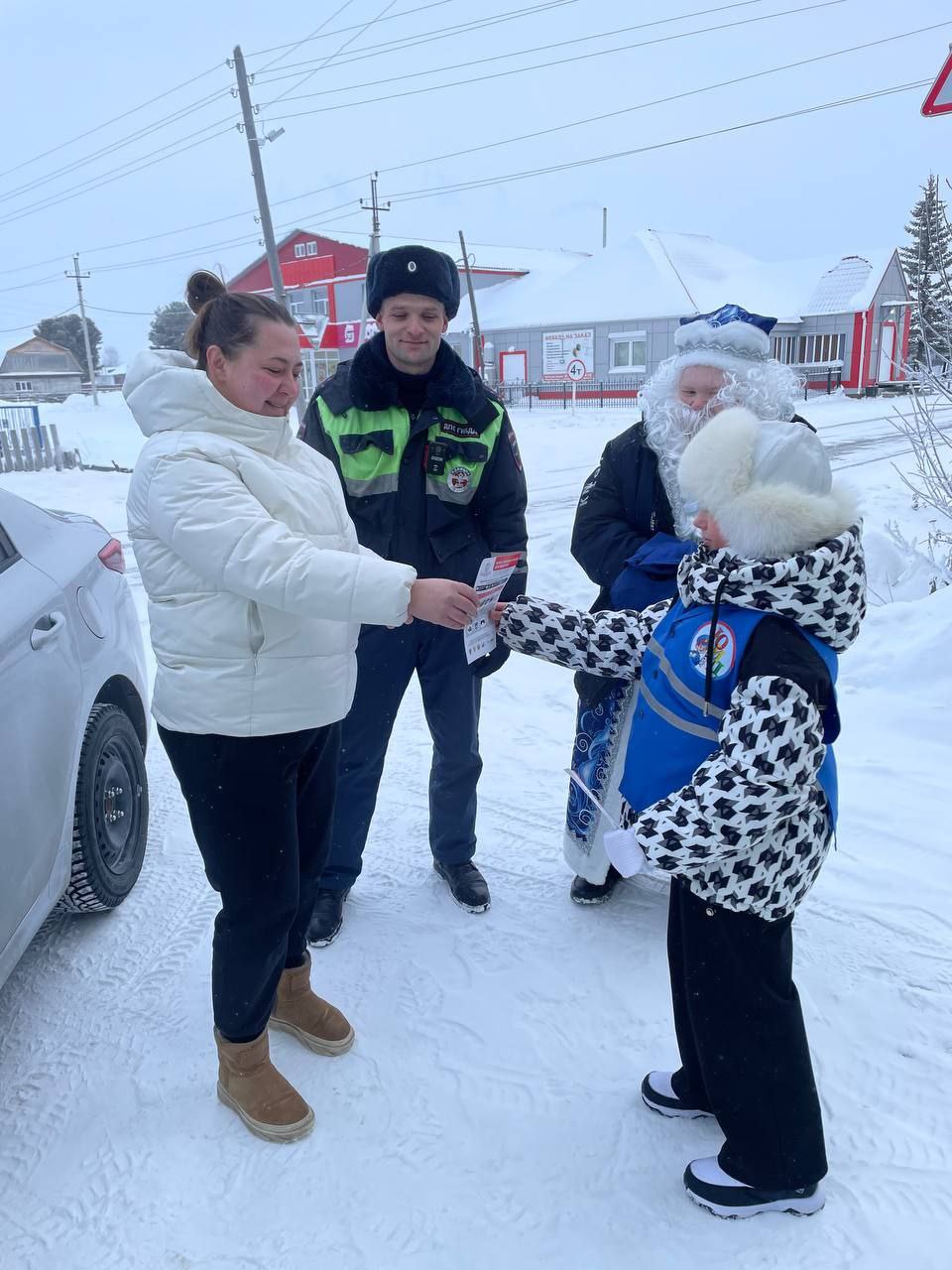 В селе Александровское Томской области в рамках акции «Полицейский Дед Мороз» Стрежевская Госавтоинспекция и школьный отряд ЮИД провели праздничную акцию для водителей В селе Александровское Томской области в рамках акции «Полицейский Дед Мороз» Стрежевская Госавтоинспекция и школьный отряд ЮИД провели праздничную акцию для водителей