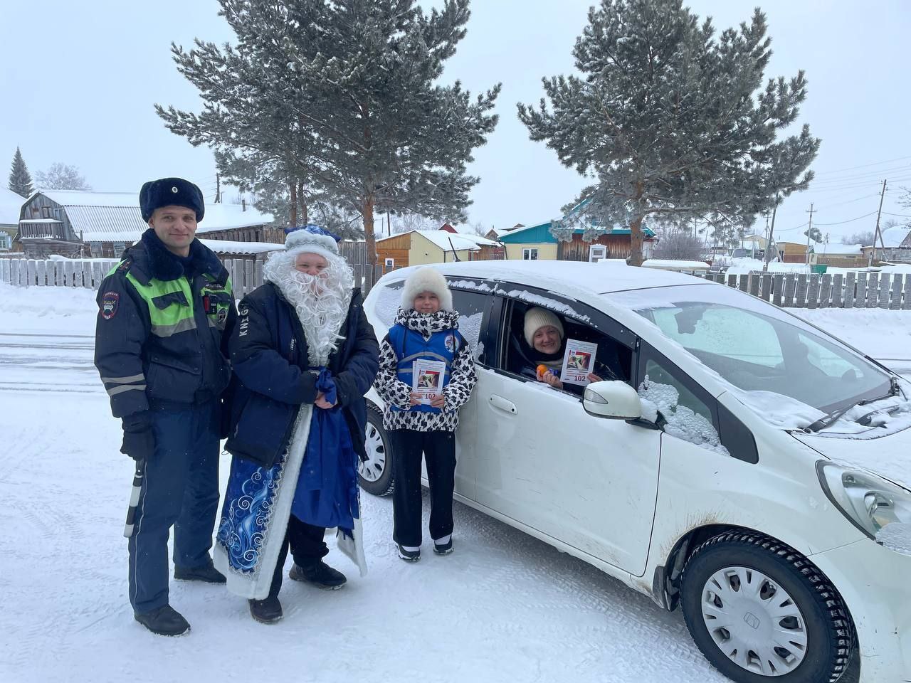 В селе Александровское Томской области в рамках акции «Полицейский Дед Мороз» Стрежевская Госавтоинспекция и школьный отряд ЮИД провели праздничную акцию для водителей В селе Александровское Томской области в рамках акции «Полицейский Дед Мороз» Стрежевская Госавтоинспекция и школьный отряд ЮИД провели праздничную акцию для водителей