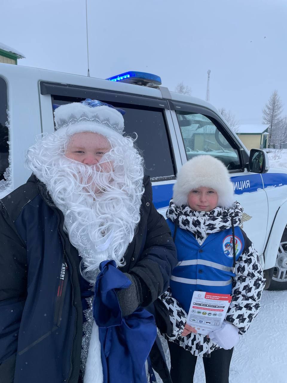 В селе Александровское Томской области в рамках акции «Полицейский Дед Мороз» Стрежевская Госавтоинспекция и школьный отряд ЮИД провели праздничную акцию для водителей