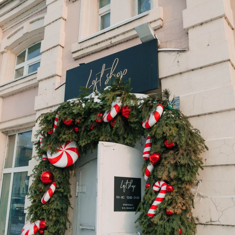 Есть фаворит по новогоднему оформлению входной группы среди томских заведений?